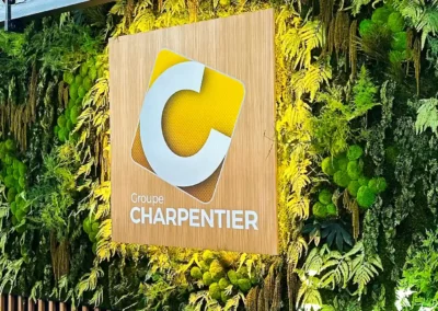 mur végétal stabilisé avec logo Charpentier