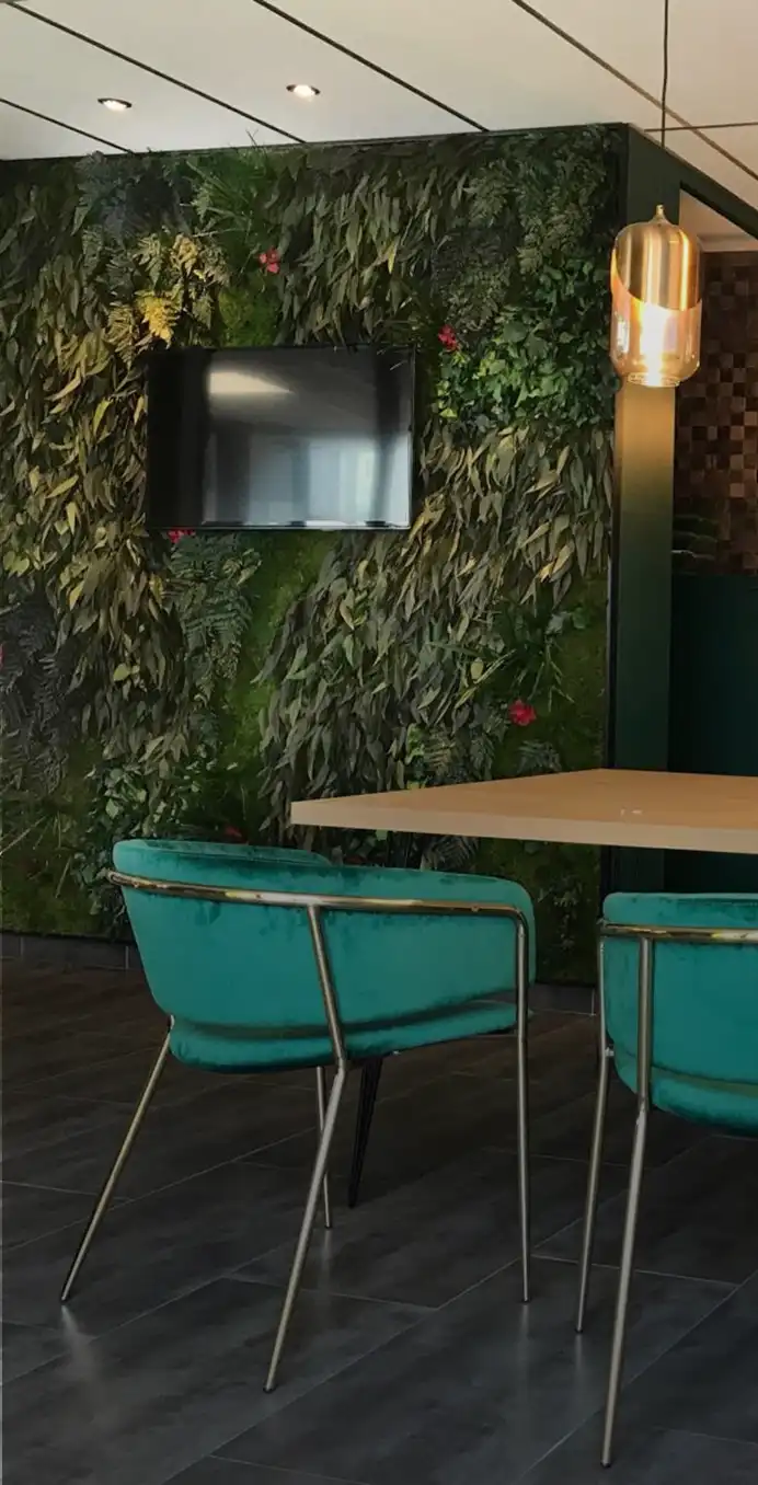 Mur végétal Tropical dans un espace de restauration