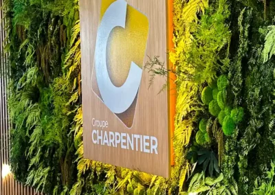 mur végétal stabilisé avec logo Charpentier