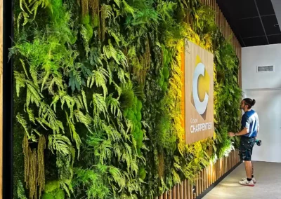 mur végétal amazonia avec logo lumineux du groupe charpentier en son centre