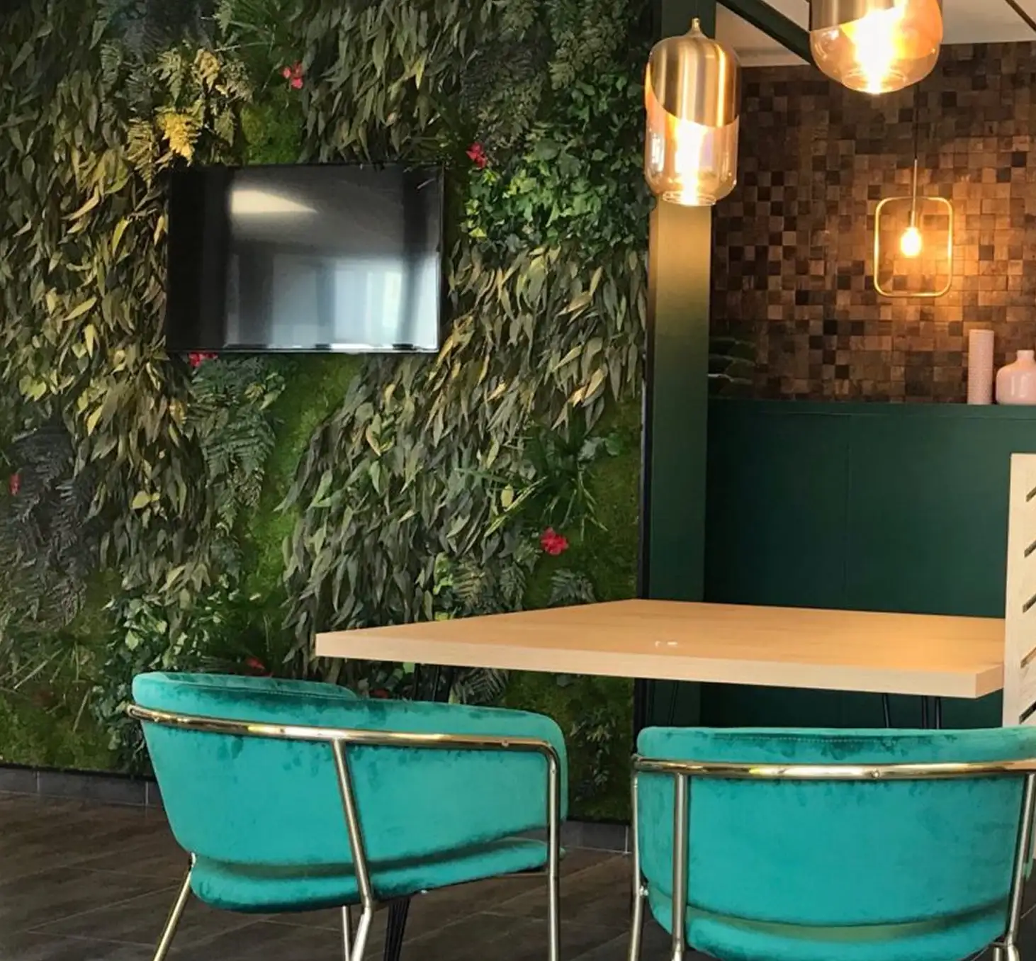 mur végétal stabilisé dans un restaurant