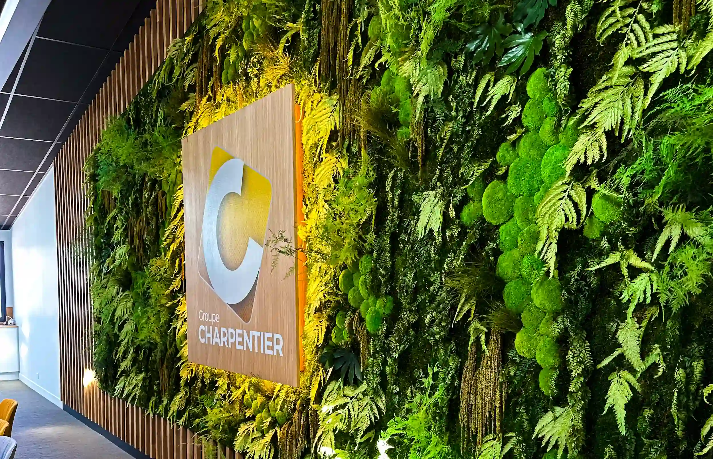 Mur végétal Amazonia avec logo intégré, Groupe Charpentier