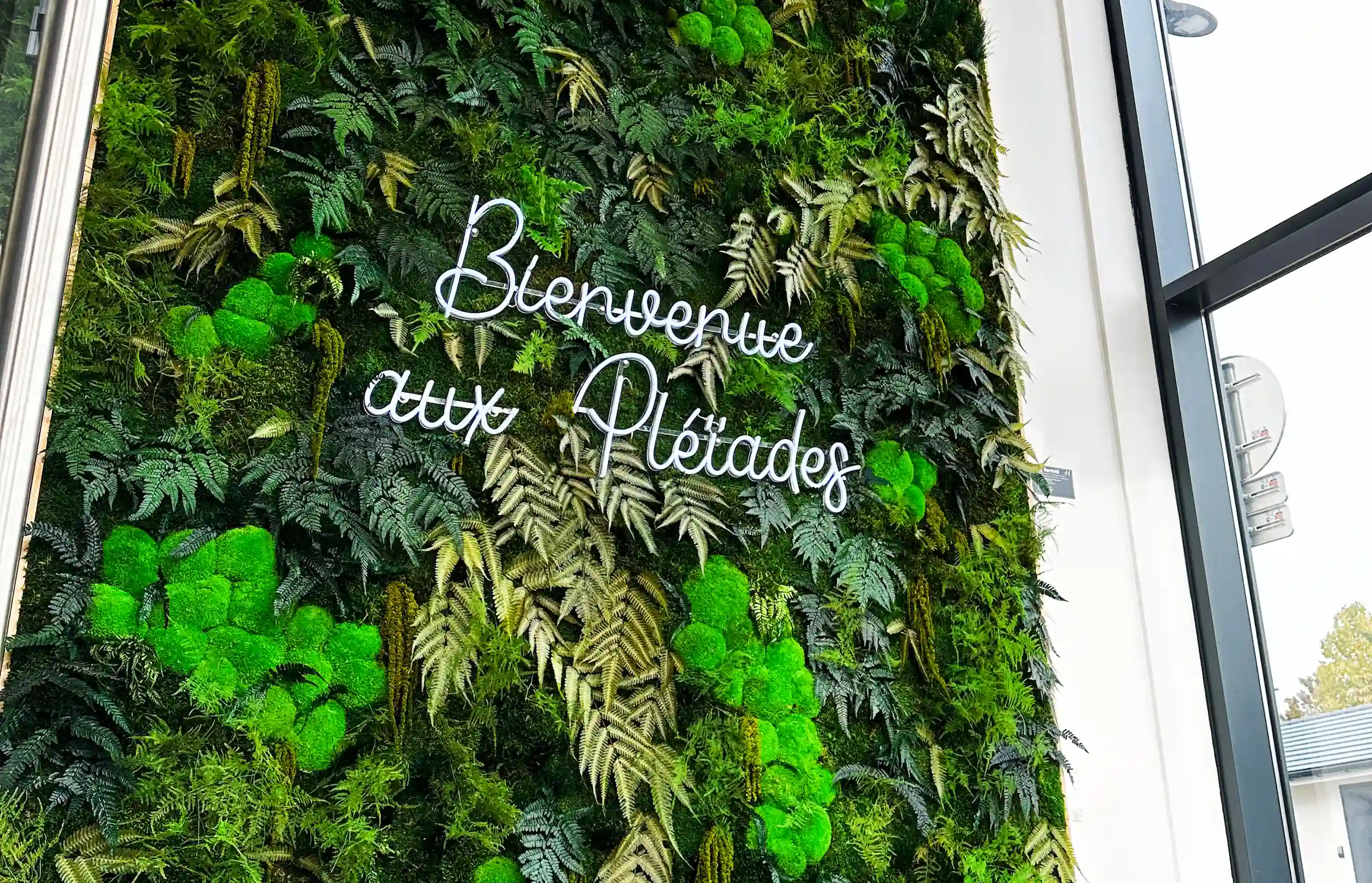 Mur végétal Amazonia avec enseigne lumineuse aux Pléiades