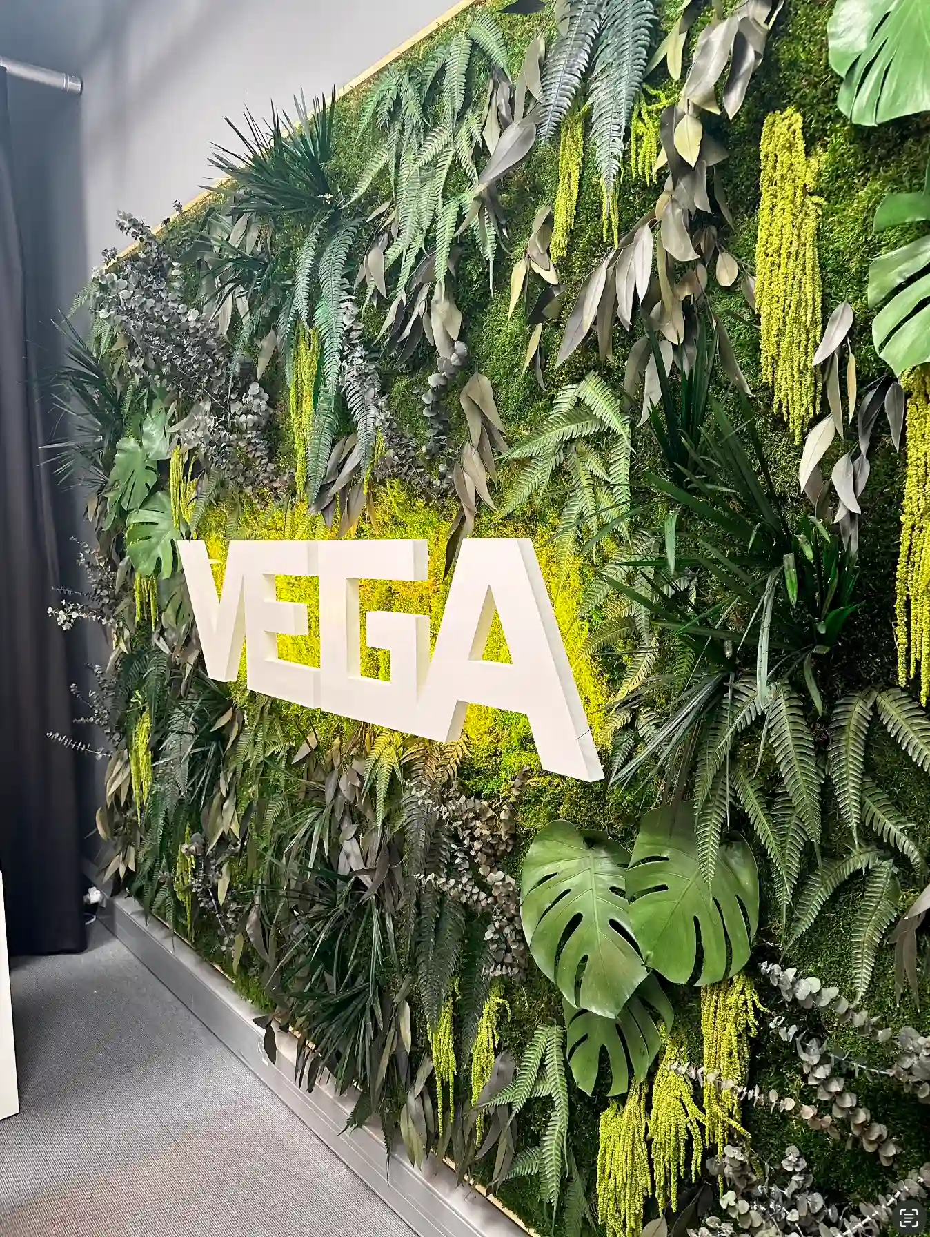 Mur végétal Tropical avec logo illuminé, studio Vega