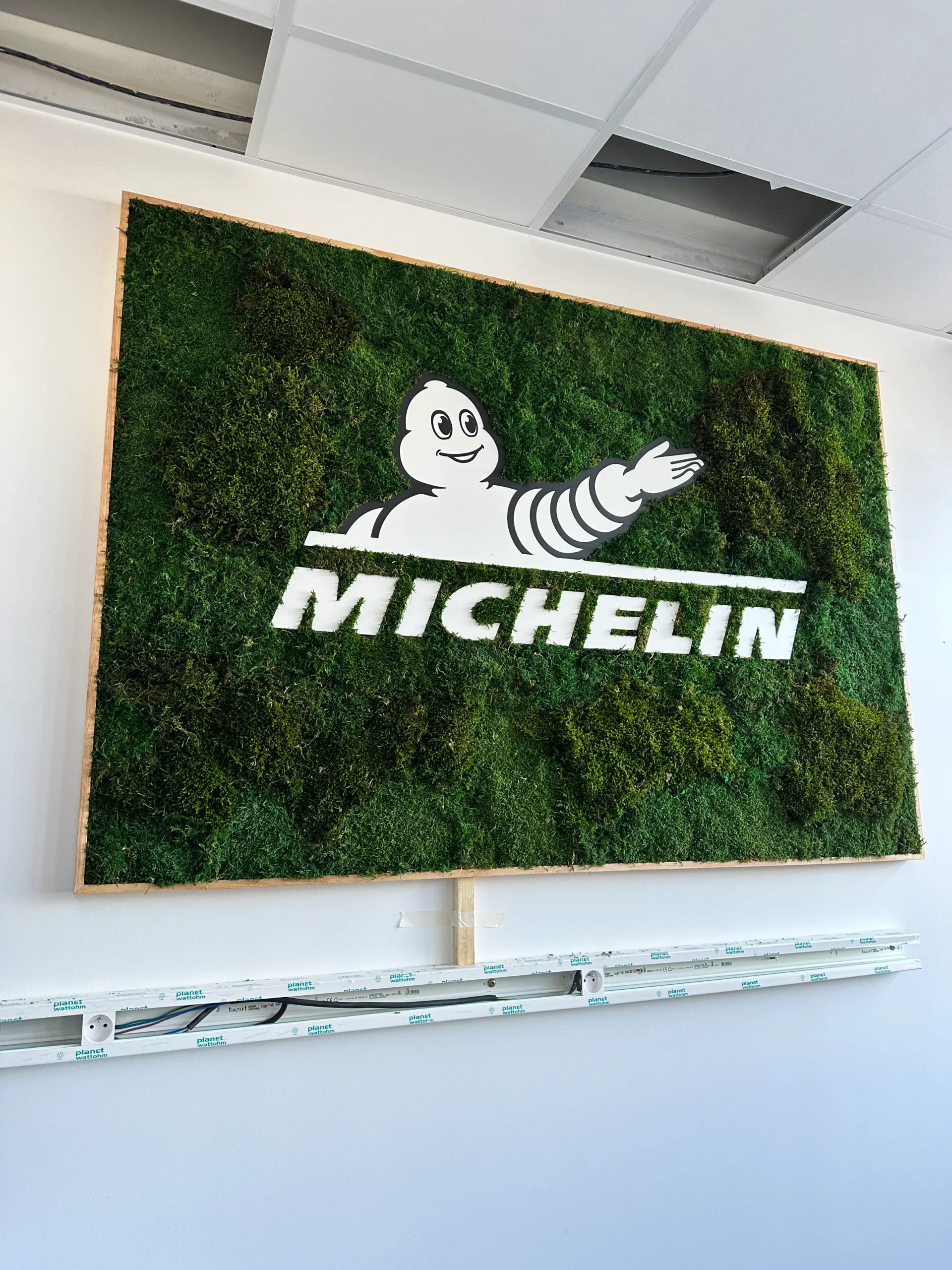 Logo Michelin sur un tableau en lichen stabilisé