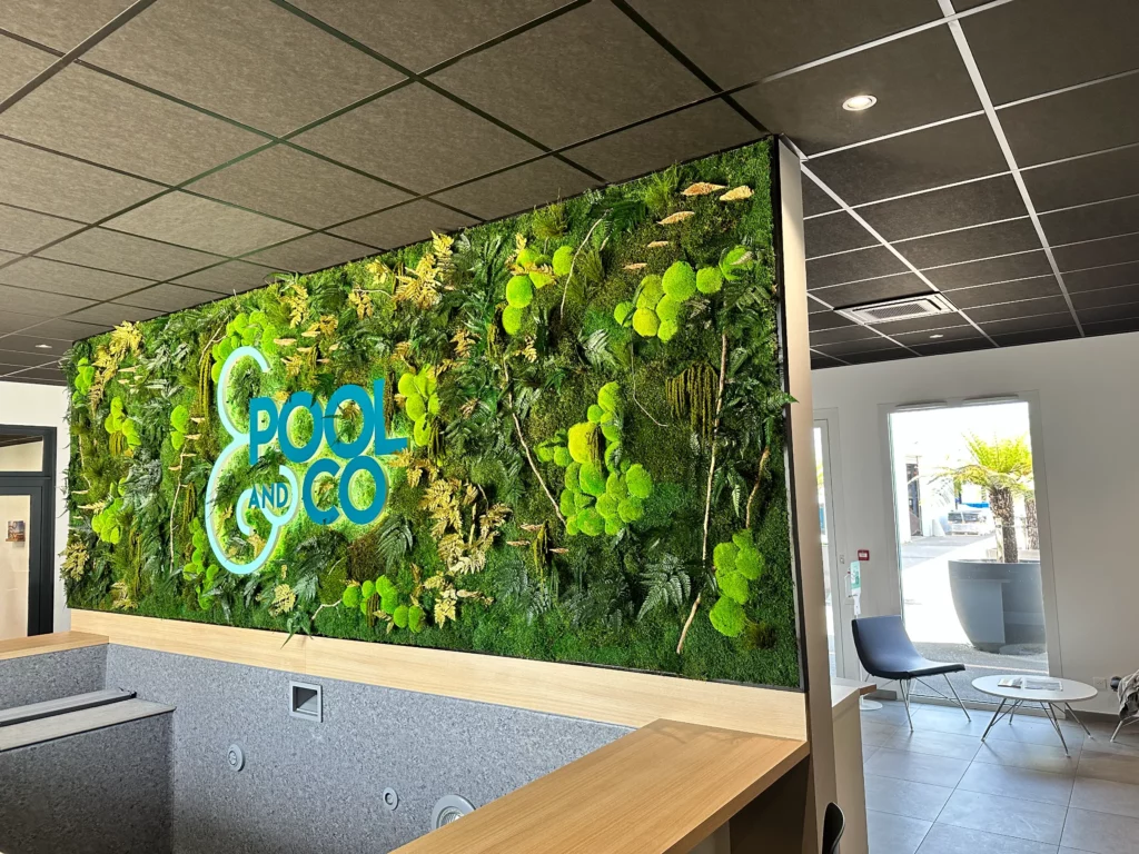 Tableau végétal stabilisé en mousses et fougères avec logo illuminé