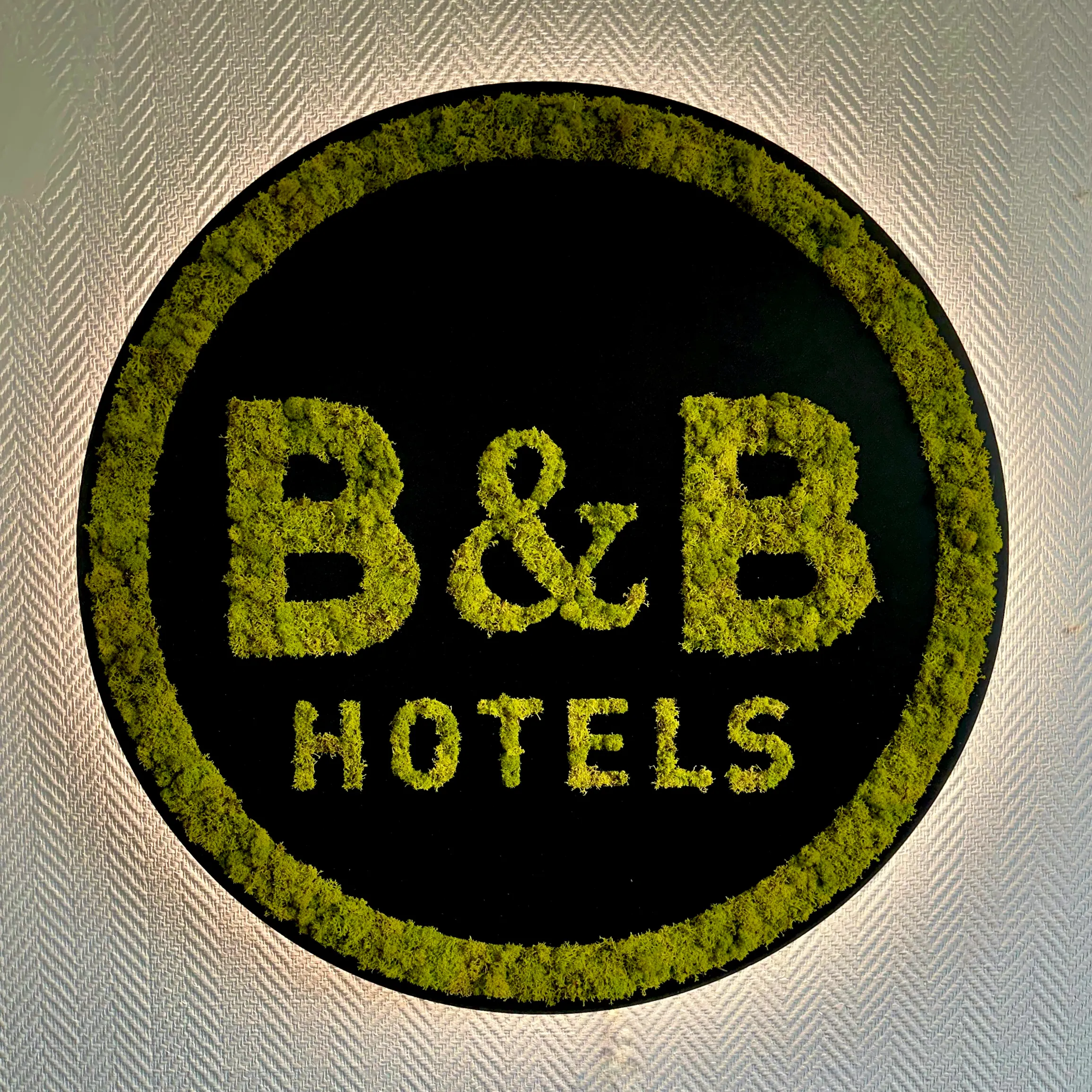 Logo B&B Hotels en lichen stabilisé